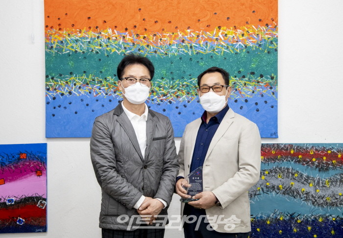 안성 '피카디리 & 준 아트센터' 개관전-평택액자제작소 윤중배 대표