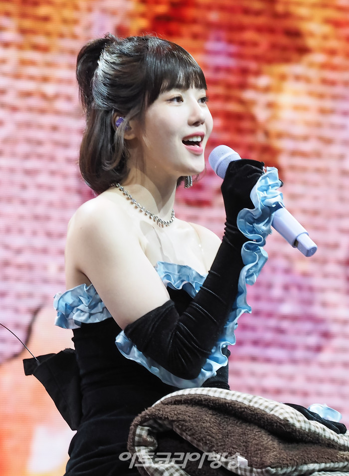 권은비 두 번째 미니앨범 '컬러(Color)' 발매 기념 쇼케이스 중 수록곡 '우리의 속도' 무대. 2022.04.04 사진 ⓒ아트코리아방송 이용선 기자