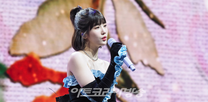 권은비 두 번째 미니앨범 '컬러(Color)' 발매 기념 쇼케이스 중 수록곡 '우리의 속도' 무대. 2022.04.04 사진 ⓒ아트코리아방송 이용선 기자