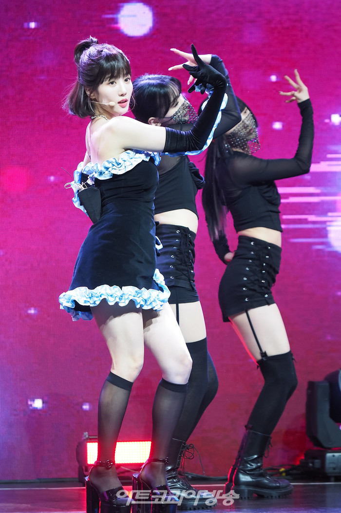 권은비 두 번째 미니앨범 '컬러(Color)' 발매 기념 쇼케이스 중 타이틀곡 '글리치' 무대. 2022.04.04 사진 ⓒ아트코리아방송 이용선 기자