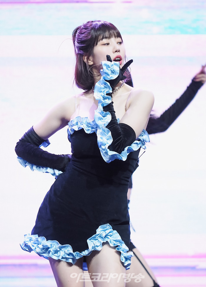 권은비 두 번째 미니앨범 '컬러(Color)' 발매 기념 쇼케이스 중 타이틀곡 '글리치' 무대. 2022.04.04 사진 ⓒ아트코리아방송 이용선 기자