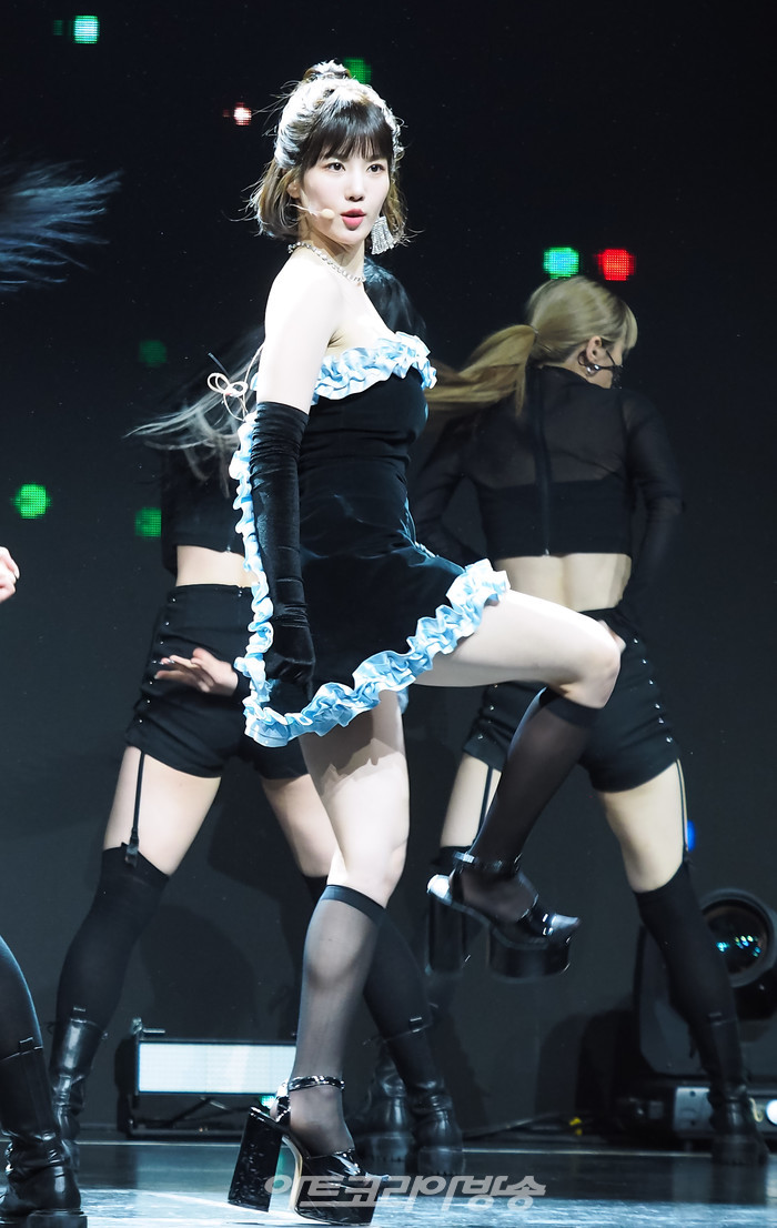 권은비 두 번째 미니앨범 '컬러(Color)' 발매 기념 쇼케이스 중 타이틀곡 '글리치' 무대. 2022.04.04 사진 ⓒ아트코리아방송 이용선 기자