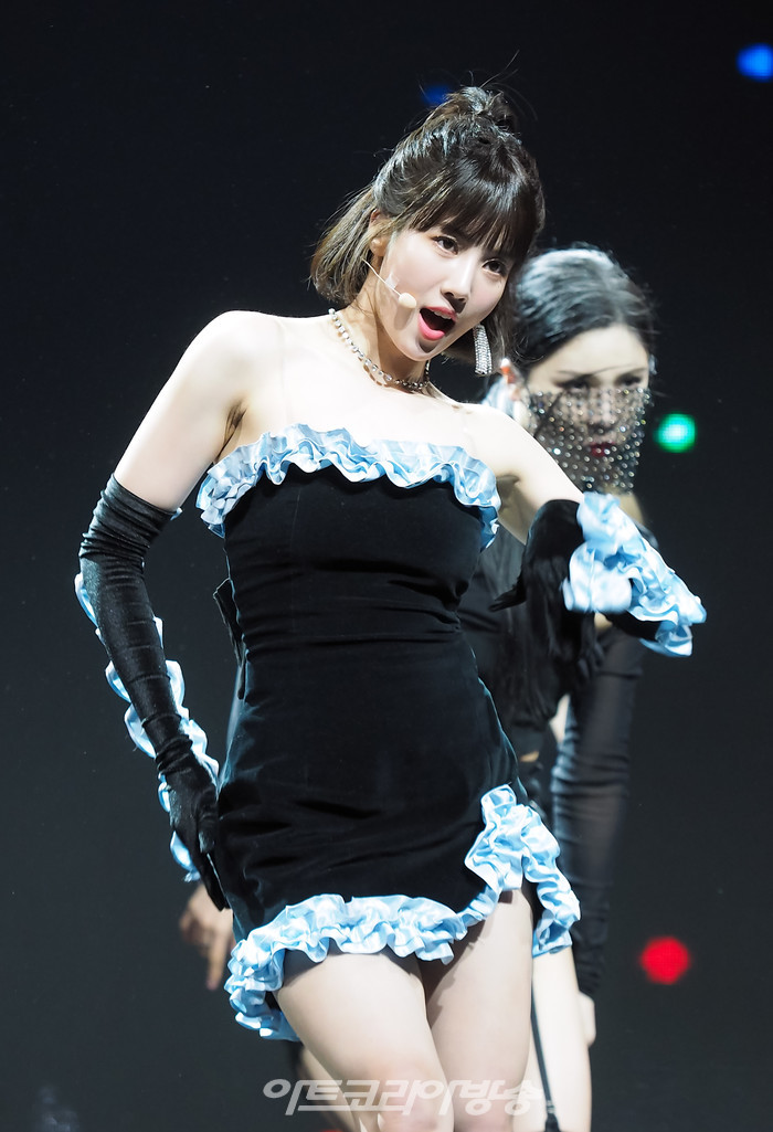 권은비 두 번째 미니앨범 '컬러(Color)' 발매 기념 쇼케이스 중 타이틀곡 '글리치' 무대. 2022.04.04 사진 ⓒ아트코리아방송 이용선 기자