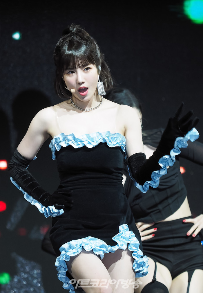 권은비 두 번째 미니앨범 '컬러(Color)' 발매 기념 쇼케이스 중 타이틀곡 '글리치' 무대. 2022.04.04 사진 ⓒ아트코리아방송 이용선 기자