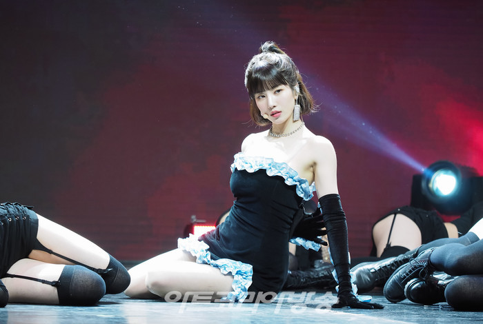 권은비 두 번째 미니앨범 '컬러(Color)' 발매 기념 쇼케이스 중 타이틀곡 '글리치' 무대. 2022.04.04 사진 ⓒ아트코리아방송 이용선 기자