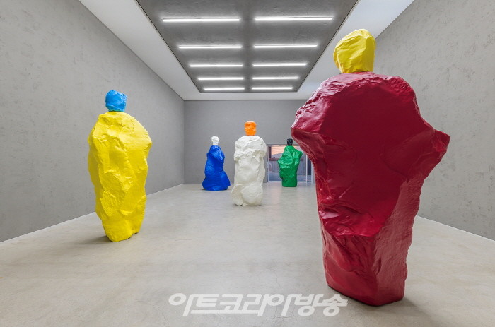 국제갤러리 서울점(K3) 우고 론디노네 개인전《nuns and monks by the sea》 설치전경이미지 제공: 국제갤러리