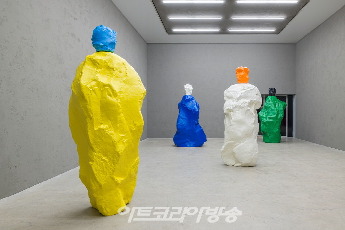 국제갤러리 서울점(K3) 우고 론디노네 개인전《nuns and monks by the sea》 설치전경이미지 제공: 국제갤러리