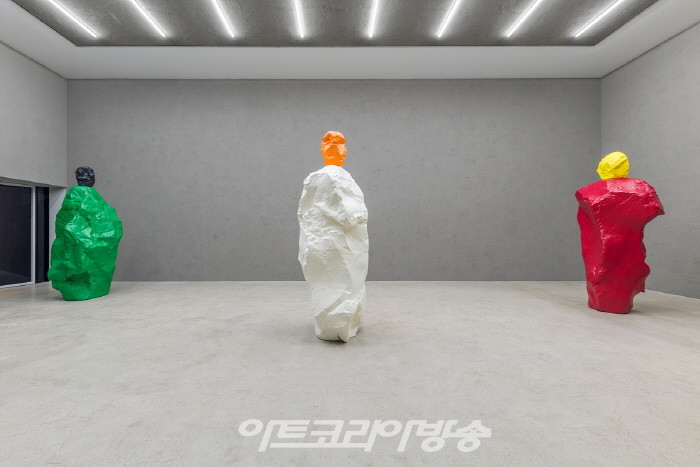 국제갤러리 서울점(K3) 우고 론디노네 개인전《nuns and monks by the sea》 설치전경이미지 제공: 국제갤러리