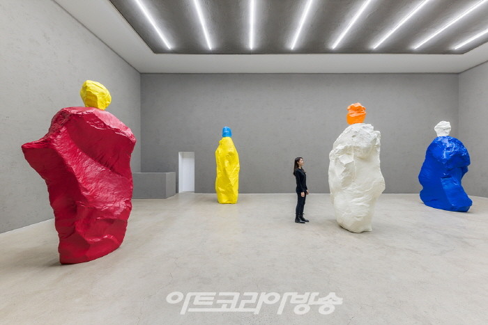 국제갤러리 서울점(K3) 우고 론디노네 개인전《nuns and monks by the sea》 설치전경이미지 제공: 국제갤러리