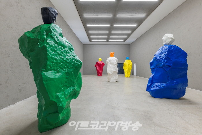 국제갤러리 서울점(K3) 우고 론디노네 개인전《nuns and monks by the sea》 설치전경이미지 제공: 국제갤러리