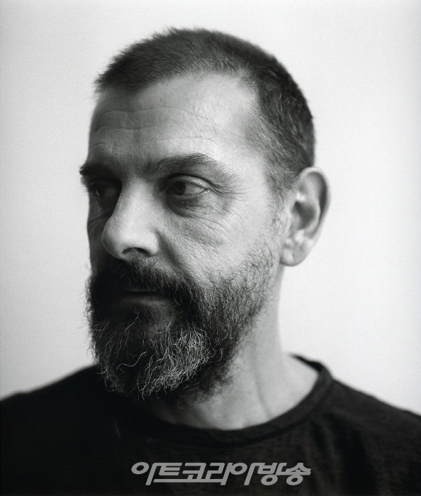 국제갤러리 우고 론디노네 개인전 'nuns and monks by the sea'