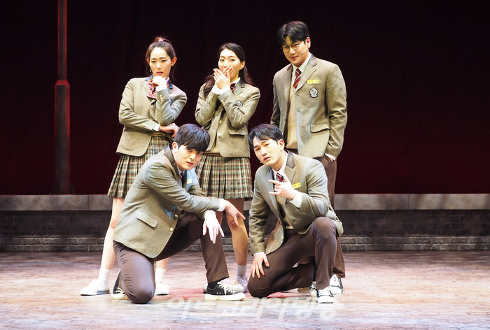 ​뮤지컬 '아몬드' 프레스콜(사진 뒷줄 왼쪽부터 강윤정, 금보미, 김효성/ 사진 앞줄 왼쪽부터 김태인, 박진서) 2022.04.08 사진 ⓒ아트코리아방송 이용선 기자​