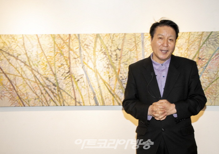 김종근 미술평론가가 박앵전 작가 전시를 해설하고 있다.