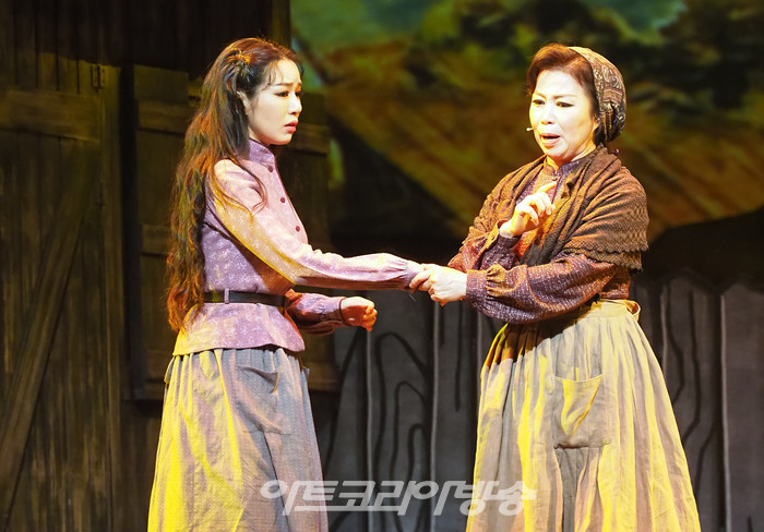 서울시 뮤지컬단의 뮤지컬 '지붕위의 바이올린' 프레스콜(자이틀 역 이혜란, 골데 역 권명현). 2022.04.22 사진 ⓒ아트코리아방송 이용선 기자