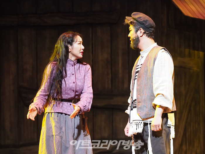 서울시 뮤지컬단의 뮤지컬 '지붕위의 바이올린' 프레스콜(자이틀 역 이혜란, 테비예 역 양준모). 2022.04.22 사진 ⓒ아트코리아방송 이용선 기자