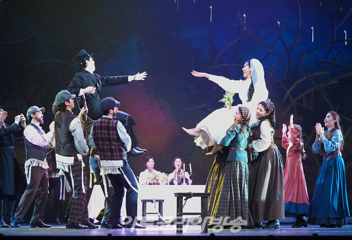 서울시 뮤지컬단의 뮤지컬 '지붕위의 바이올린' 프레스콜. 2022.04.22 사진 ⓒ아트코리아방송 이용선 기자