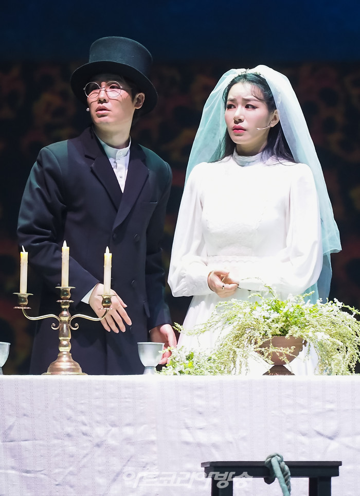 서울시 뮤지컬단의 뮤지컬 '지붕위의 바이올린' 프레스콜(모틀 역 김범준, 자이틀 역 이혜란). 2022.04.22 사진 ⓒ아트코리아방송 이용선 기자