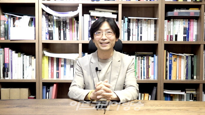 통영국제트리엔날레 김지인 단장이 인터뷰를 하고 있다.