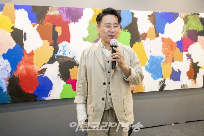 이광기 배우가 경매를 진행하고 있다.