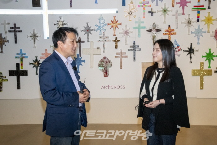 ARTCROSS- Heal the soul-김종근 미술평론가가 정유진 대표에게 질문하고 있다.