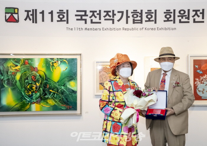 성낙주 신임회장에게 취임패를 증정하고 있다.