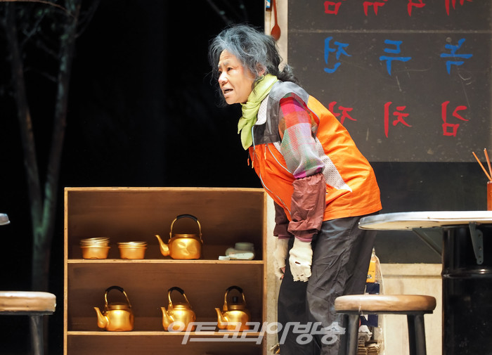 연극 '돌아온다' 프레스콜(할머니 역 김곽경희) 2022.05.12 사진  ⓒ아트코리아방송 이용선 기자