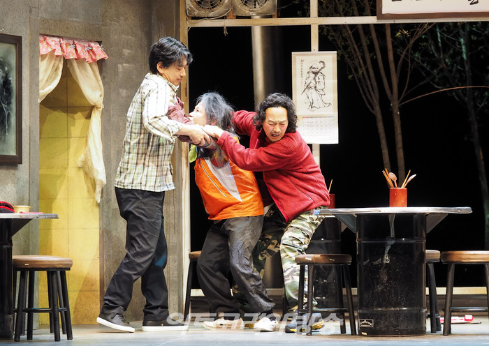 연극 '돌아온다' 프레스콜(주인남자 역 박정철, 할머니 역 김곽경희, 청년 역 장상훈) 2022.05.12 사진 ⓒ아트코리아방송 이용선 기자