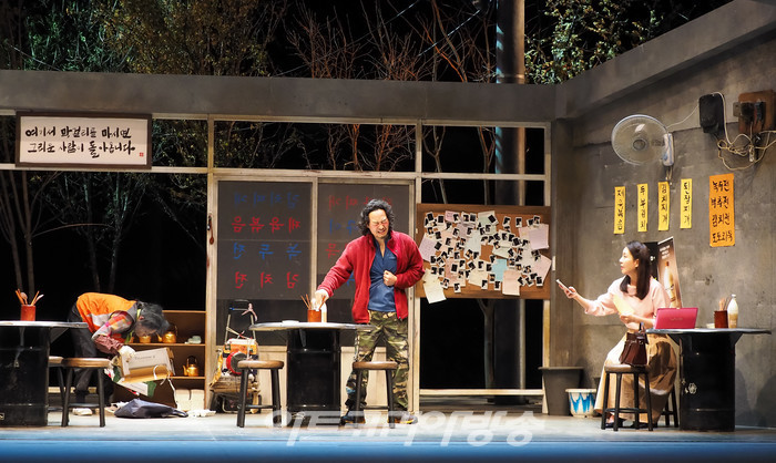 연극 '돌아온다' 프레스콜(할머니 역 김곽경희, 청년 역 정상훈, 여선생 역 이아현) 2022.05.12 사진 ⓒ아트코리아방송 이용선 기자