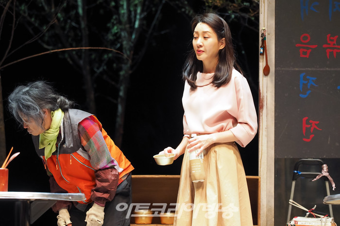 연극 '돌아온다' 프레스콜(할머니 역 김곽경희, 여선생 역 이아현) 2022.05.12 사진 ⓒ아트코리아방송 이용선 기자