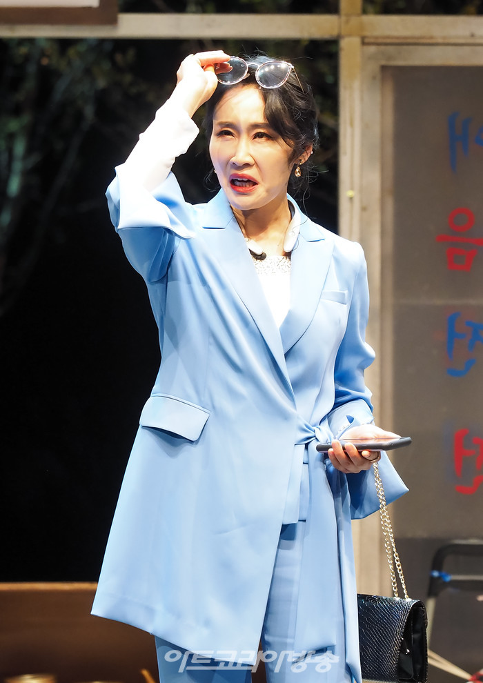 연극 '돌아온다' 프레스콜(신여사 역 진태연) 2022.05.12 사진 ⓒ아트코리아방송 이용선 기자