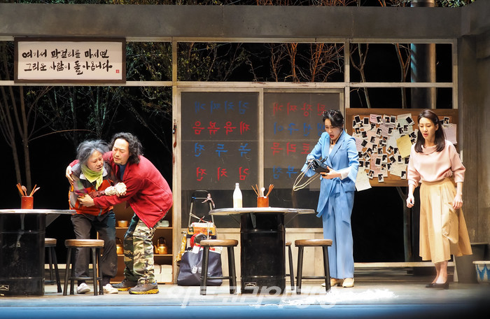 연극 '돌아온다' 프레스콜(할머니 역 김곽경희, 청년 역 정상훈, 신여사 역 진태연, 여선생 역 이아현) 2022.05.12 사진 ⓒ아트코리아방송 이용선 기자