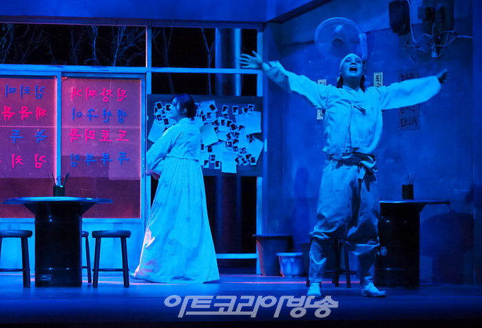 연극 '돌아온다' 프레스콜(귀신남편 역 윤대성, 귀신부인 역 김민성) 2022.05.12 사진 ⓒ아트코리아방송 이용선 기자