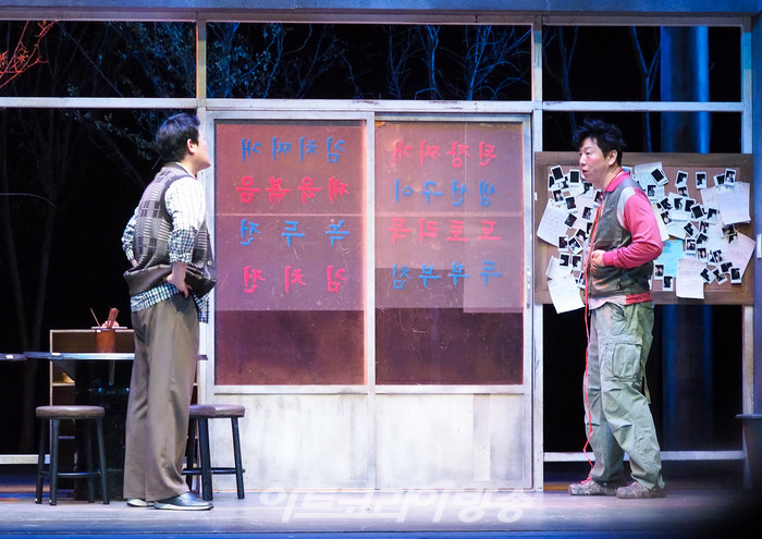 연극 '돌아온다' 프레스콜(주인남자 역 강성진, 청년 역 김수로) 2022.05.12 사진 ⓒ아트코리아방송 이용선 기자