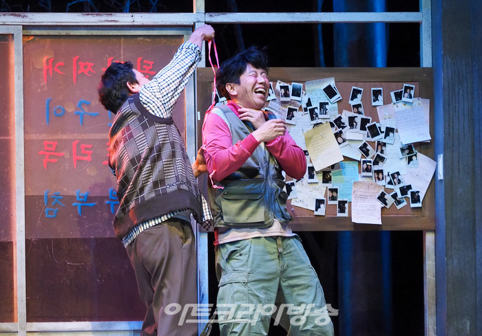 연극 '돌아온다' 프레스콜(주인남자 역 강성진, 청년 역 김수로) 2022.05.12 사진 ⓒ아트코리아방송 이용선 기자