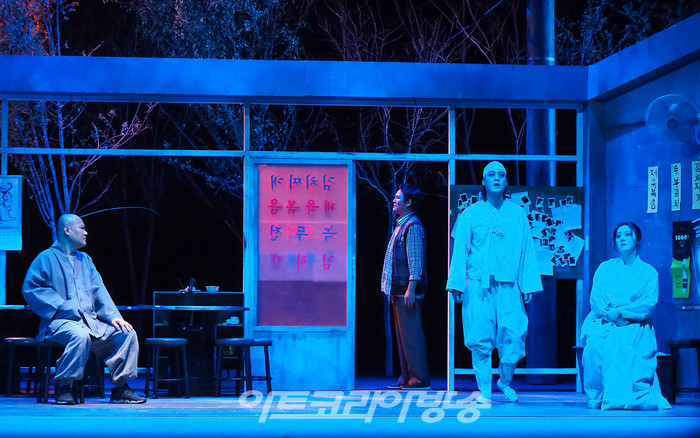 연극 '돌아온다' 프레스콜(주인남자 역 강성진, 스님 역 리우진, 귀신남편 역 윤대성, 귀신부인 역 김민성) 2022.05.12 사진 ⓒ아트코리아방송 이용선 기자