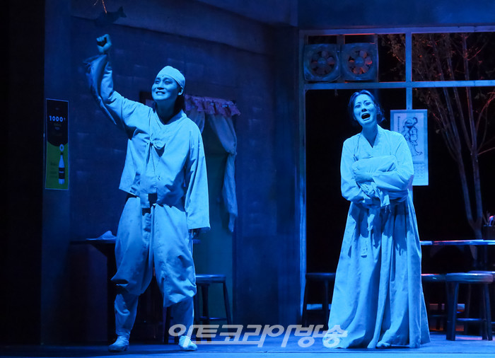 연극 '돌아온다' 프레스콜(귀신남편 역 윤대성, 귀신부인 역 김민성) 2022.05.12 사진 ⓒ아트코리아방송 이용선 기자