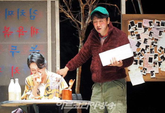 연극 '돌아온다' 프레스콜(신여사 역 진태연, 청년 역 김수로) 2022.05.12 사진 ⓒ아트코리아방송 이용선 기자