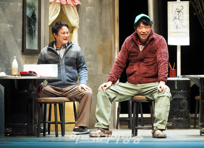 연극 '돌아온다' 프레스콜(주인남자 역 강성진, 청년 역 김수로) 2022.05.12 사진 ⓒ아트코리아방송 이용선 기자