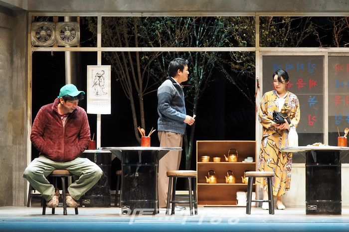 연극 '돌아온다' 프레스콜(청년 역 김수로, 주인남자 역 강성진, 신여사 역 진태연) 2022.05.12 사진 ⓒ아트코리아방송 이용선 기자