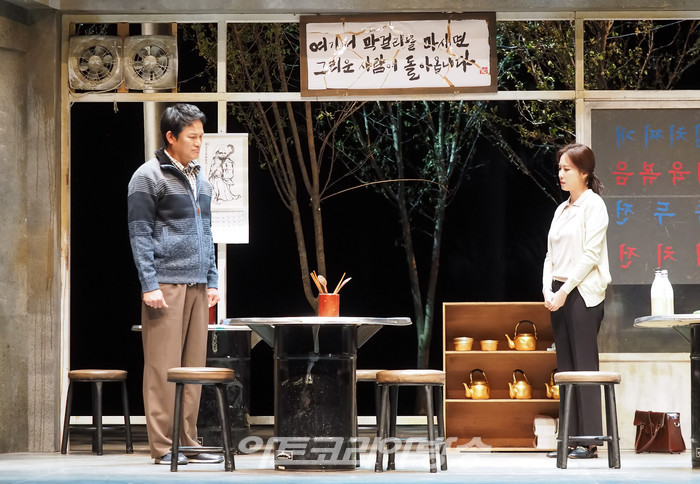 연극 '돌아온다' 프레스콜(주인남자 역 강성진, 여선생 역 홍은희) 2022.05.12 사진 ⓒ아트코리아방송 이용선 기자