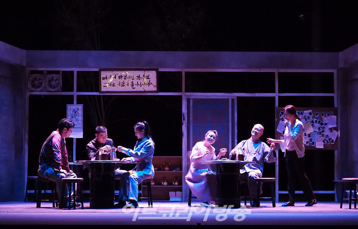 연극 '돌아온다' 프레스콜(청년 역 김수로, 아들 역 김아론, 화영 역 유혜진, 할머니 역 유안, 스님 역 리우진, 여선생 역 홍은희) 2022.05.12 사진 ⓒ아트코리아방송 이용선 기자