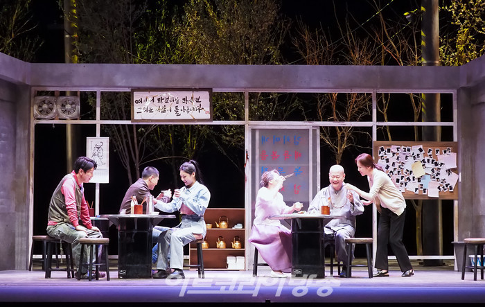 연극 '돌아온다' 프레스콜(청년 역 김수로, 아들 역 김아론, 화영 역 유혜진, 할머니 역 유안, 스님 역 리우진, 여선생 역 홍은희) 2022.05.12 사진 ⓒ아트코리아방송 이용선 기자