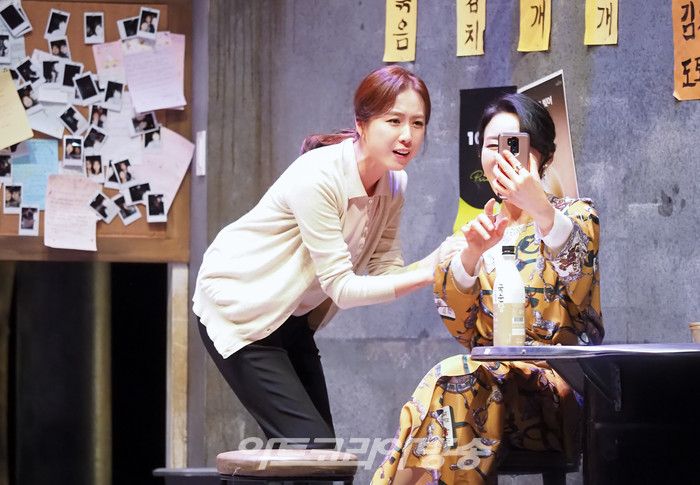 연극 '돌아온다' 프레스콜(여선생 역 홍은희, 신여사 역 진태연) 2022.05.12 사진 ⓒ아트코리아방송 이용선 기자