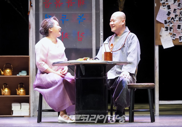 연극 '돌아온다' 프레스콜(할머니 역 유안, 스님 역 리우진) 2022.05.12 사진 ⓒ아트코리아방송 이용선 기자