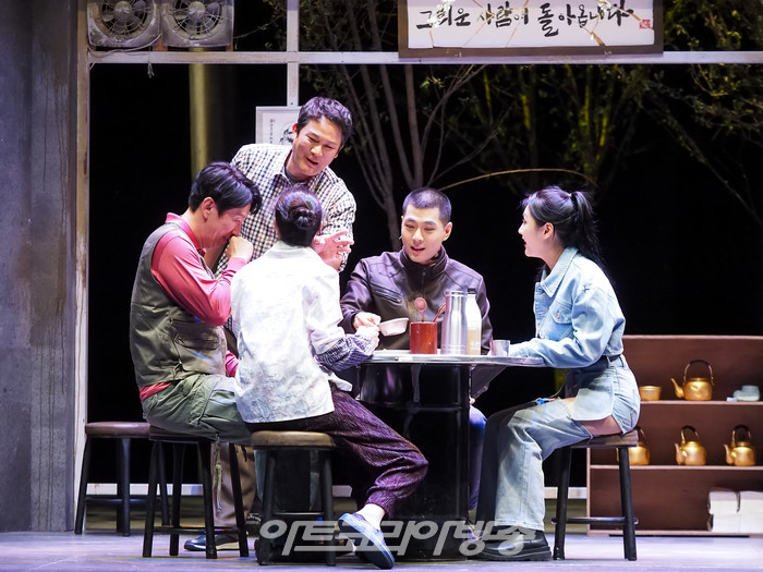 연극 '돌아온다' 프레스콜(주인남자 역 강성진, 청년 역 김수로, 아들 역 김아론, 화영 역 유혜진, 제니 역 홍채은) 2022.05.12 사진 ⓒ아트코리아방송 이용선 기자