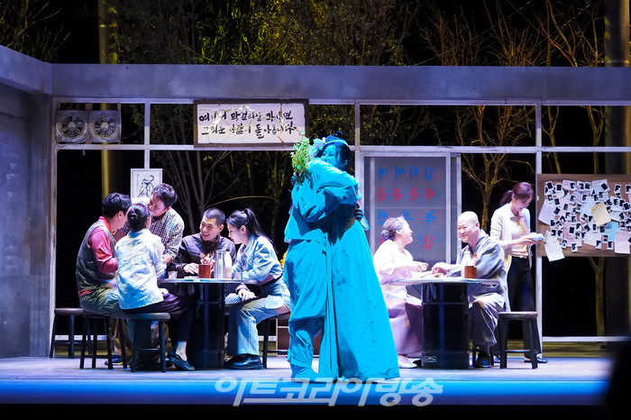 연극 '돌아온다' 프레스콜(주인남자 역 강성진, 청년 역 김수로, 아들 역 김아론, 화영 역 유혜진, 제니 역 홍채은, 할머니 역 유안, 스님 역 리우진, 여선생 역 홍은희) 2022.05.12 사진 ⓒ아트코리아방송 이용선 기자