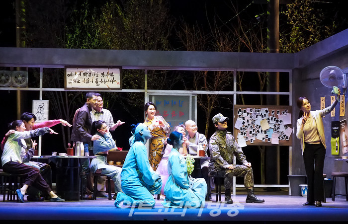 연극 '돌아온다' 프레스콜(주인남자 역 강성진, 청년 역 김수로, 아들 역 김아론, 화영 역 유혜진, 제니 역 홍채은, 할머니 역 유안, 스님 역 리우진, 여선생 역 홍은희) 2022.05.12 사진 ⓒ아트코리아방송 이용선 기자