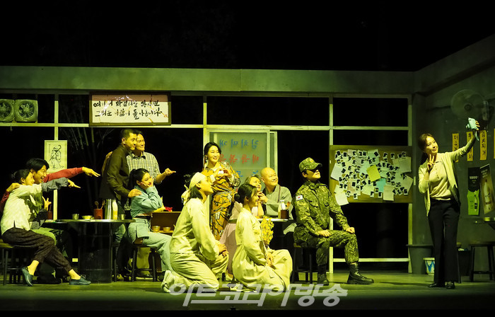 연극 '돌아온다' 프레스콜(주인남자 역 강성진, 청년 역 김수로, 아들 역 김아론, 화영 역 유혜진, 제니 역 홍채은, 할머니 역 유안, 스님 역 리우진, 여선생 역 홍은희) 2022.05.12 사진 ⓒ아트코리아방송 이용선 기자