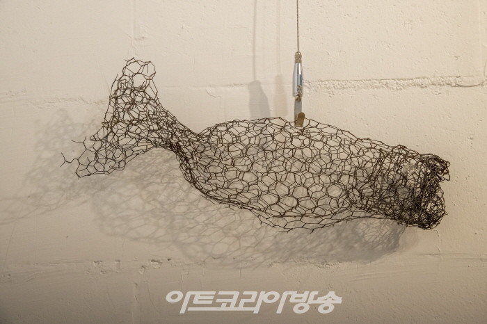 김은진의 예술명상 '안재복 조각가 물고기전, 어디로 가는가'