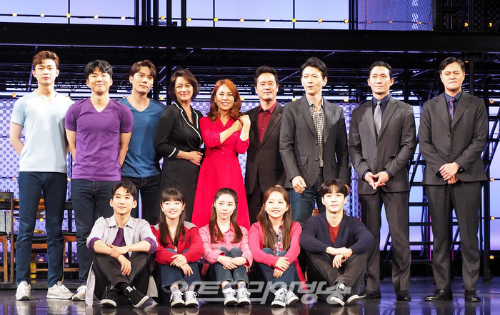뮤지컬 '넥스트 투 노멀' 프레스콜(뒷줄 왼쪽부터 이석준, 양희준, 노윤, 박칼린, 최정원, 남경주, 이건명, 박인배, 윤석원 앞줄 왼쪽부터 감현진, 이정화, 이서영, 이아진, 최재웅) 2022.05.26 사진 ⓒ아트코리아방송 이용선 기자